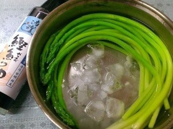 step1: 蘆筍川燙後冰鎮10分鐘 〔整枝蘆筍川燙是為了保存甜味及方便切起來美觀 )