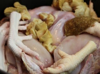 step6: 雞、<a href="https://bit.ly/3kLFTWO" target="_blank" data-keyword="雞腳" class="guide-link"><strong>雞腳</strong></a> <span style="display:inline-block;vertical-align:middle;margin-top:-3px;color:initial;border-radius:3px;padding:2px 3px;font-size:12px;line-height:14px;background:#87d300;color:#fff;">即買</span> 、螺頭、陳皮、水煲1小時