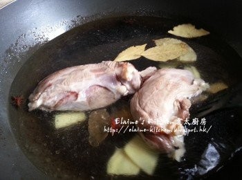 step5: 夾起蔥段去掉後加入約6杯水份量的水 , 月桂葉 , 八角及冰糖拌勻