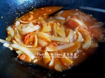 step8: 再加入雞湯用中火煮幾分鐘至滾起 , 加入麵粉拌勻煮至汁稍為杰身