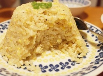 step6: 來開墾吧~~~~ 米飯粒粒分明還吸附著蛋液呢~~yummy:) 我愛胡椒味..還另外撒了很多白胡椒呢!!!!