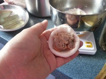 step8: 將皮分成9份,每份約28g,壓扁包入餡料