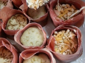 step3: 將適量碎芝士舖上茄子上