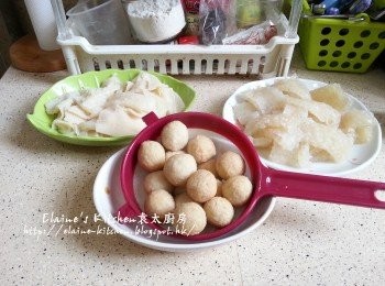 step3: 魚蛋放入滾水中煮5分鐘 , 盛起瀝乾水份 , 豬皮切件 , 牛栢葉切條