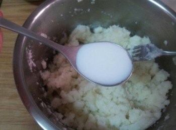 step4: 加入2湯匙牛奶拌勻 ( 別加太多 , 不然很難成型 )