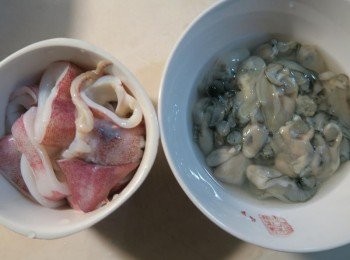 step4: 蚵仔洗淨.小卷去除腸泥切段備用