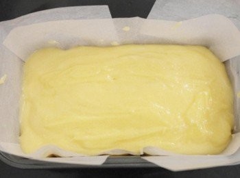 step9: 剩餘麵糊輕輕地填入進去稍微在表面鋪平。放入預熱170度烤箱烤約30-35分鐘即完成。