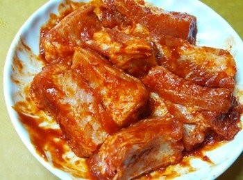 step2: 先用<span class="group_2">醃料</span>將一字排骨醃過夜。