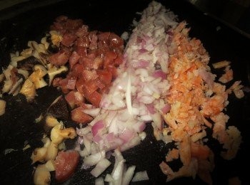 step1: 蝦米、冬菇、乾貝浸泡至軟。

芋頭去皮切丁，冬菇、臘腸切小丁。紅蔥頭和蒜切碎。