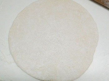 step4: 麵團桿開成適當大小.在麵皮上用叉子撮洞,預防過膨.