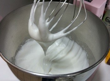 step2: 蛋白加小許鹽用打蛋器打至尖峰泡沫， 期間分三次加入砂糖B打成蛋霜`