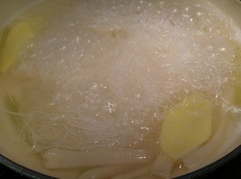 step3: 將雞湯和水煮滾後下粉絲,先試味看看需唔需要下調味料,因大頭菜味道各有分別,按情況-
添加。