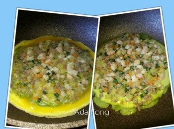 step4: 熱鑊落2湯匙橄欖油，將粉漿落鑊攤薄散開成圓形，煎2分鐘後再加炒熟材料，煎至9成熟，後加蛋漿一齊煎至硬小小，反轉再煎至全熟。上碟可加泰色甜辣醬食用。