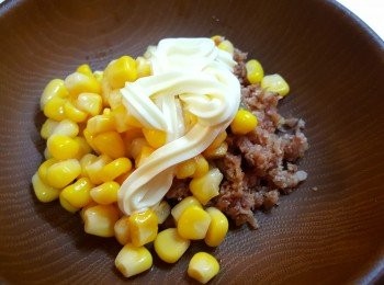 step7: 再加入粟米及沙律，拌勻成叉燒青醬。
