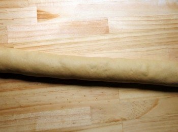 step10: 將麵糰捲成圓柱體,再分切成8等份,放在烘焙紙上。