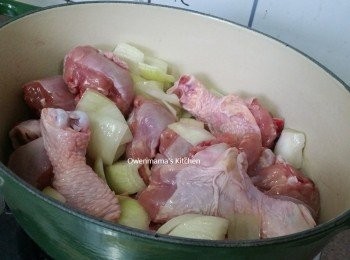 step2: 先爆香洋蔥片(1/2個)，再爆雞脾至表面轉色