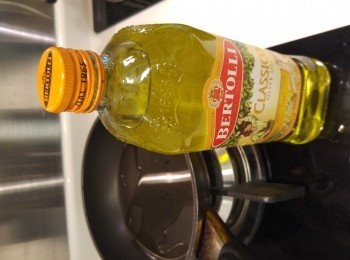 step5: 壓出約六塊米飯餅,飯餅表面可塗上蛋液,預備易潔鑊煎香表面。