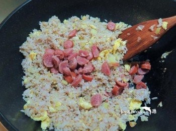 step5: 加入香腸.鍋邊淋上醬油.及調味