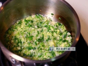 step5: 鍋中把油燒滾，撈起1湯匙熟油備用，關火，即下已混合的材料，炒勻。