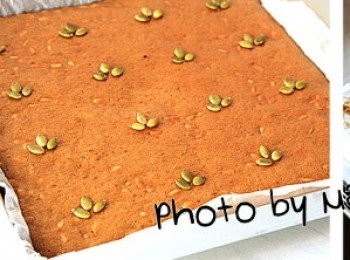 step7: 烤箱設定：

第一階段：
上火：         200度
下火：         180度
烤盤放置：      下層
烘焙時間：    10分鐘


第二階段：
上火：         180度
下火：         150度
烤盤放置：      下層
烘焙時間：    25分鐘


※ 每台烤箱的狀況皆不相同，請依自家烤箱的狀況做調整設定。 


出爐的《黑糖糕》連同烤盤置於鐵架上
放涼後再連同烘焙紙一起移出烤盤
可在表層刷上一層薄薄的《蜂蜜水》