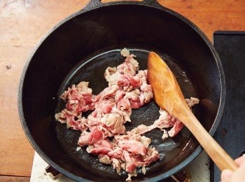 step2: 將豬肉放入鍋中翻炒，直到表面上色為止
