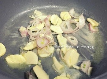 step4: 下油爆香乾蔥蒜片，加入清雞湯及忌廉煮熱，意粉回鍋一同煮至收汁，其間試味及加調味料。