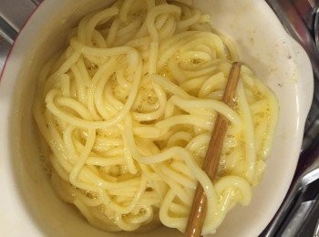 step2: 蛋打散，蛋汁加入拉麵內拌勻，加調味拌勻，