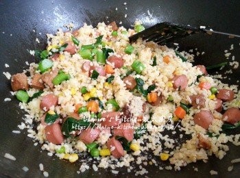 step9: 最後加入五香肉丁 , 芥蘭莖及芥蘭葉拌勻炒片刻即可