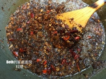 step9: 將8倒入炒鍋中，加入4大匙的米酒與紅蔥頭、蒜頭拌勻煮至滾即可熄火