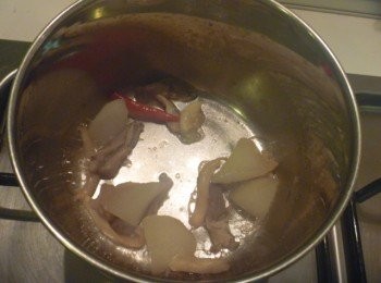 step4: 開鍋蓋,轉中火邊拌邊加熱煮至收乾盛盤灑胡椒粉即可.