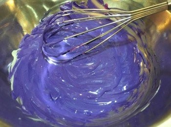 step2: 跟住加入食用色素再攪至均勻