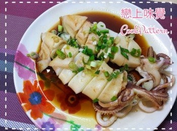 step4: 蔥花灑在鮮魷上，最後加入<span class="group_2">醬汁</span>即可。