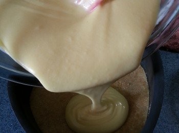 step13: 然後從雪櫃中取出餅底,倒入一層芒果mousse (芒果mousse要分3次倒入模中)