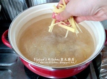 step9: 昆布木魚清湯用中火煲滾後 , 加入薑絲 , 豆腐轉慢火滾10分鐘