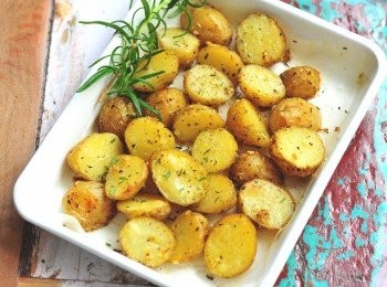 step6: 預熱焗爐至180度，將小馬鈴薯放入焗爐內，焗15分鐘，然後反轉馬鈴薯，再焗15至20分鐘，直至表面金黃，便可上碟。