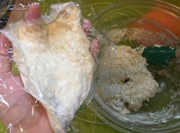 step3: 最後加埋湯種搓混。
發酵大至兩倍。