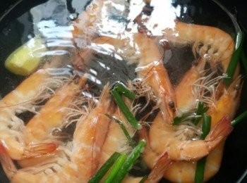 step1: 先煲水，加入蔥及薑片，水滾灼蝦 2分鐘，即放冰水冷卻，避免過熟，瀝水備用。