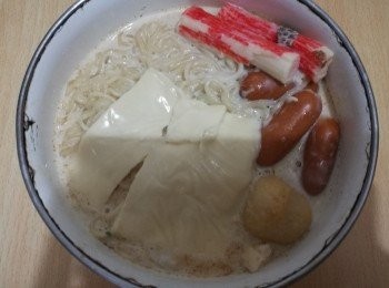 step1: 洗好芝心腸、魚蛋和蟹柳。下油，將芝心腸、魚蛋和蟹柳煎好。