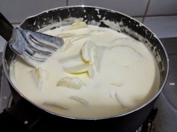 step3: 把薯仔片倒入步驟2.的汁料中，加入少許芝士碎拌至汁料變杰。