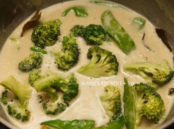 step5: 再來加入蔬菜煮熟後備用。