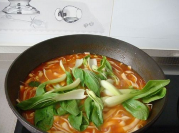 step12: 煮到麵條熟了，放入青菜
