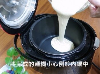 step6: 將完成的麵糊小心倒於內鍋中，
然後蓋好鍋蓋關蓋鎖，
按下自動功能鍵"蛋糕"再輕按"開始"
讓微電腦壓力萬用鍋自動完成蛋糕烘烤