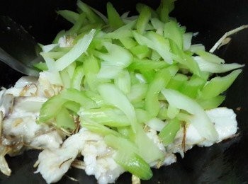 step10: 倒入西芹，加入1/4茶匙幼鹽調味大火炒1分鐘至熟