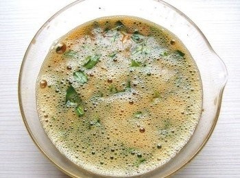 step2: 將切碎的菜脯及九層塔和調味料,雞蛋打散一起混合。