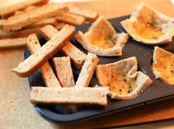 step4: 打蛋。拌勻蛋漿後倒進麵包內。 放焗爐中層焗10分鐘。