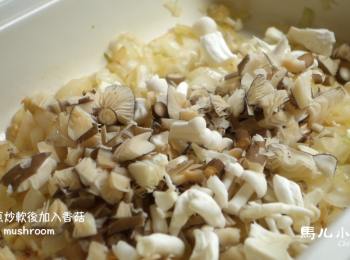 step5: 炒到洋蔥變成黃褐色加入香菇末，繼續炒