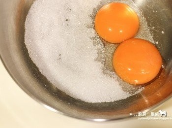 step1: <span class="group_4">香草卡士達醬</span>蛋黃2顆＋細砂糖20g以打蛋器攪拌融合。