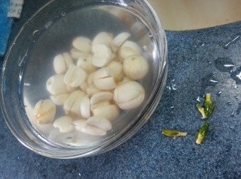 step2: 蓮子浸4小時待淋去苦芯,冬菇及瑤柱浸軟身