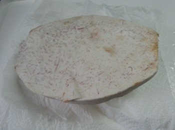 step1: 芋頭戴膠手套去皮後洗淨,用廚房紙抹乾水份