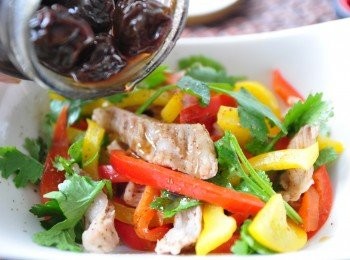 step5: 起鍋後，放上香菜，最後拌上少許的紫蘇梅醬汁增加酸甜口感